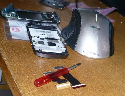 flat cell.jpg (126.5 KiB) Visto 13425 volte mentre riparo il cell U700evo sostituendo il cavo flat flex ormai lacerato..brutto difetto di questa serie di cellulari.<br />il flat acquistato all enorme cifra di soli 5euro,rispetto all originale è piu lungo ed è fatto in modo da poter risvoltare il connettore nell aggancio sulla scheda madre,ciò dovrebbe teoricamente allungar la vita al cavetto...anche se non fosse ne ho preso uno di scorta :D